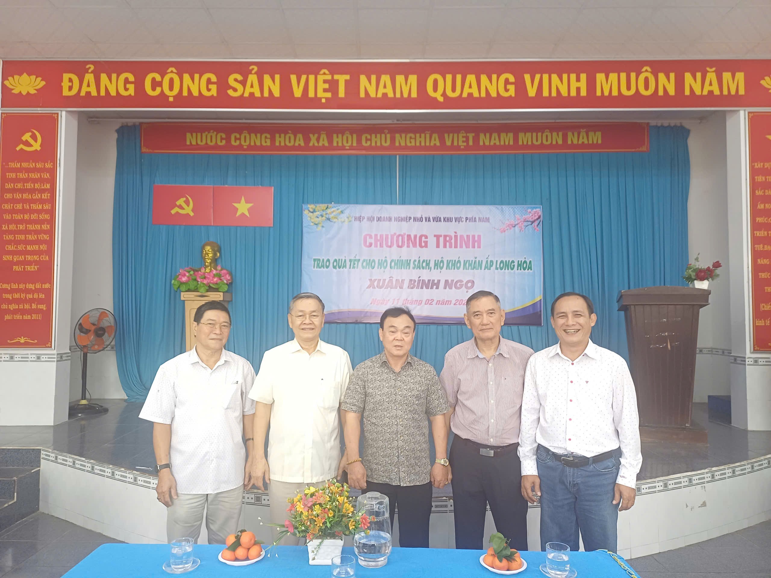 Tặng quà Tết cho bà con tại Cần Giờ năm 2026